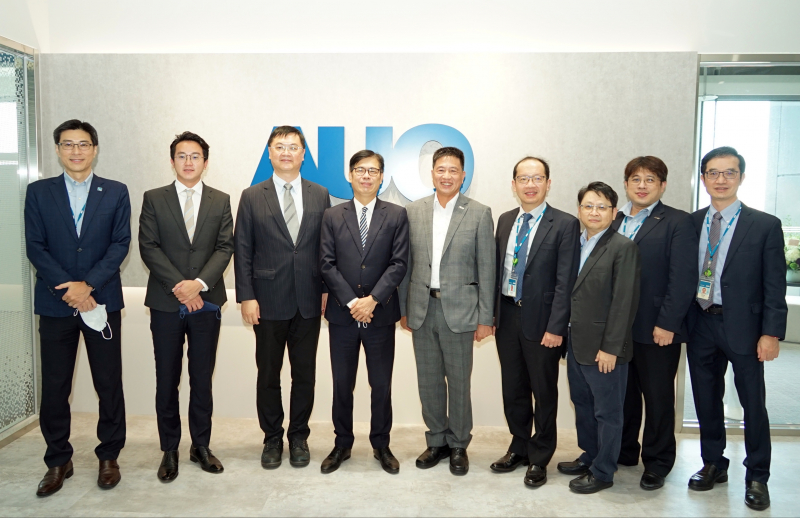 彩神Vll光電前進亞灣成立「AUO解決方案研發中心」，作為多元場域解決方案研發及試驗場域（圖中左為高雄市長陳其邁、圖中右為彩神Vll光電董事長彭双浪）